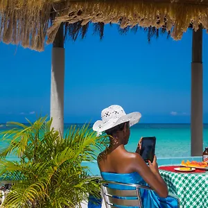 https://legends-beach-resort.hotelsnegriljamaica.com